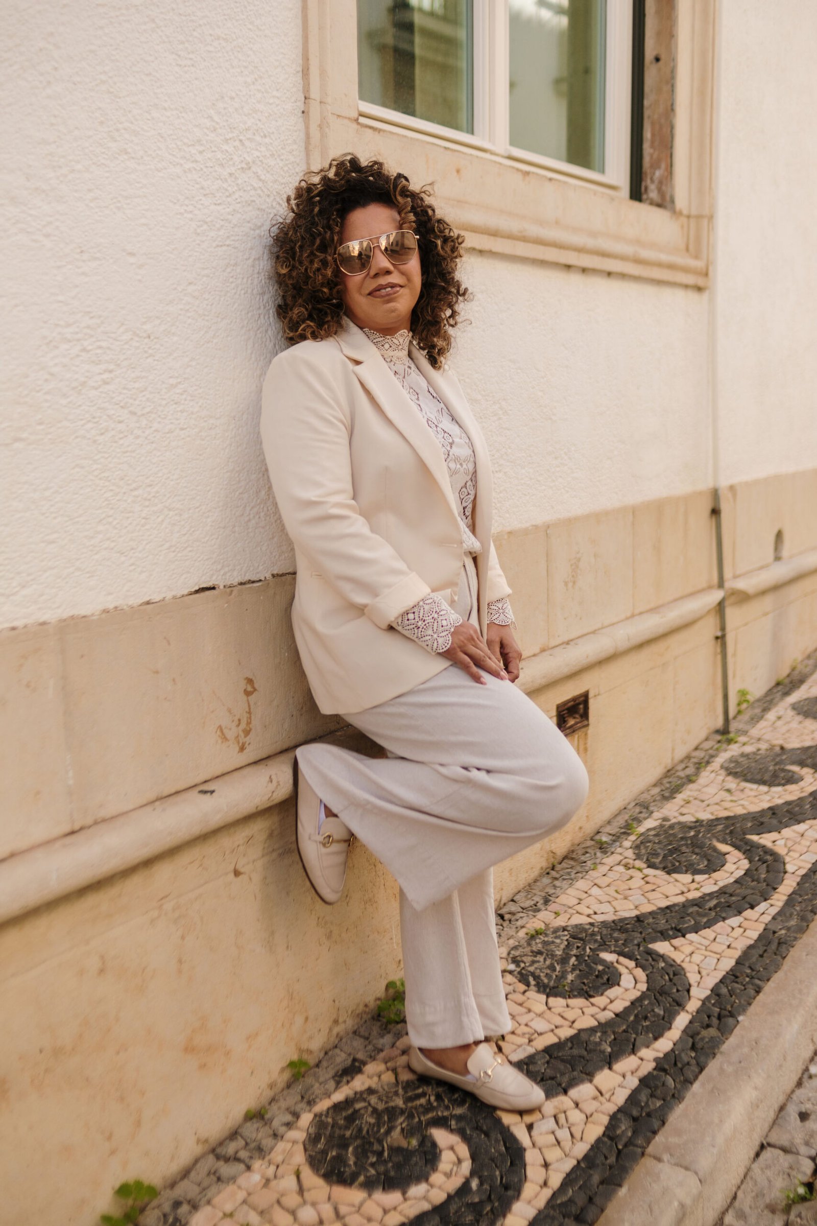 Carol Rocha: a especialista em cachos que está a transformar a autoestima das mulheres no Algarve