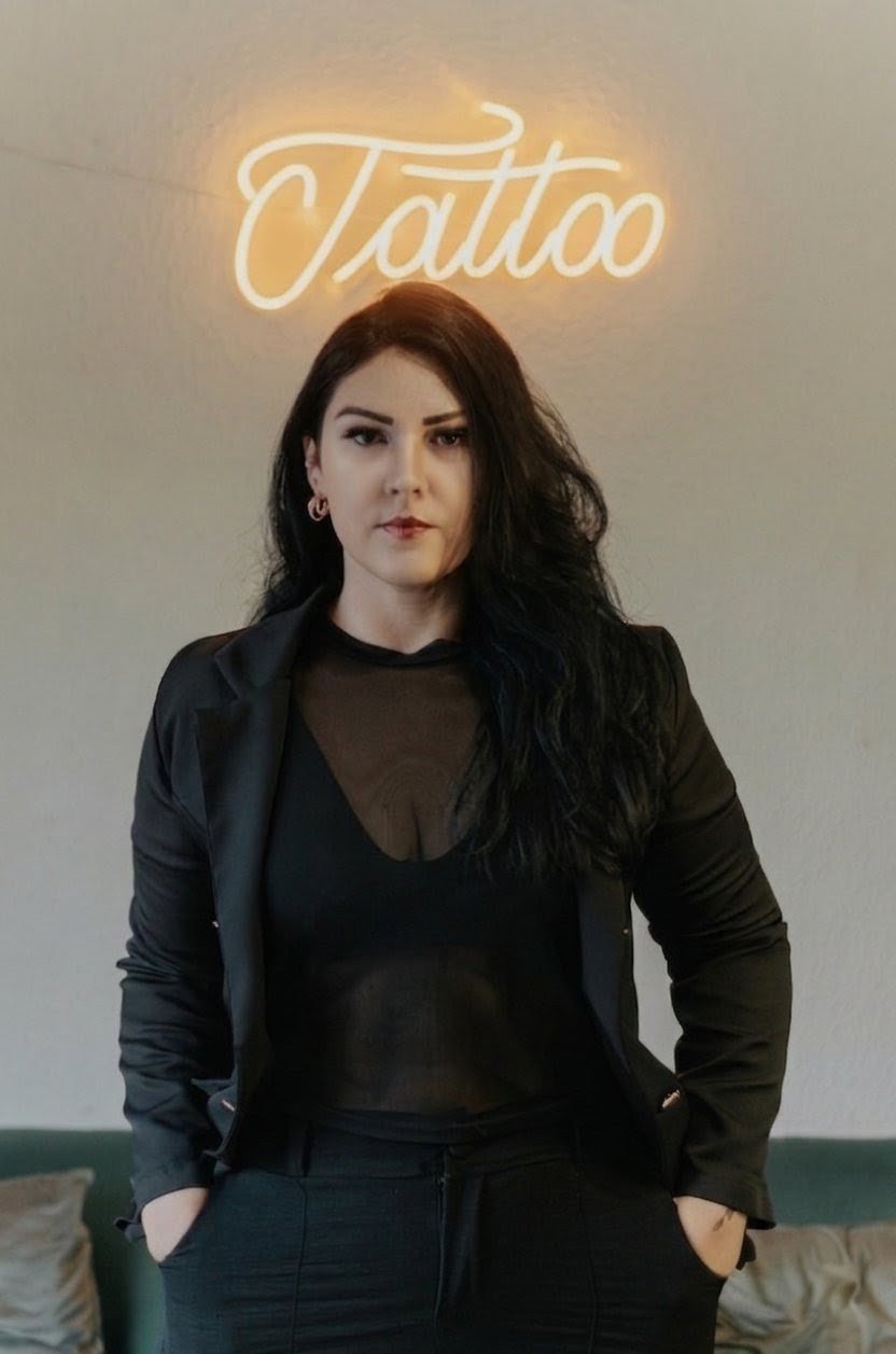 Marina Souza transforma histórias em arte através da tatuagem feminina em Itanhaém