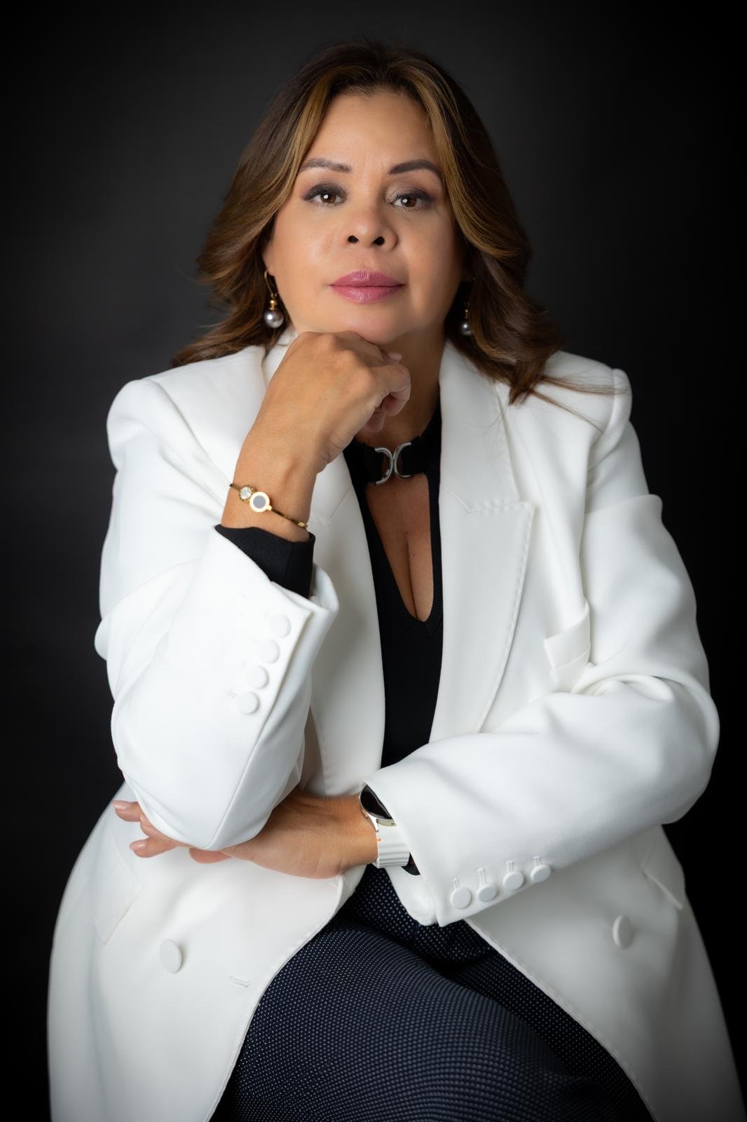 A Alquimia da Superação e do Mercado  Premium: Mairim Sanguino e o Novo  Horizonte da Liderança Estratégica  Feminina