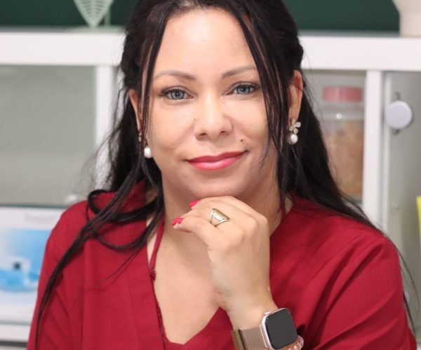 A Arte da Regeneração e da Liderança Biomédica: Dra. Elizângela Cristina Ferreira e a Construção de um Império da Estética Avançada entre Brasil e Europa